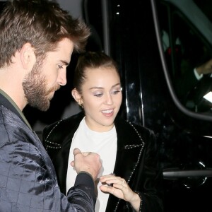 Miley Cyrus et son fiancé Liam Hemsworth arrivent à l'after SNL à New York, le 4 novembre 2017.
