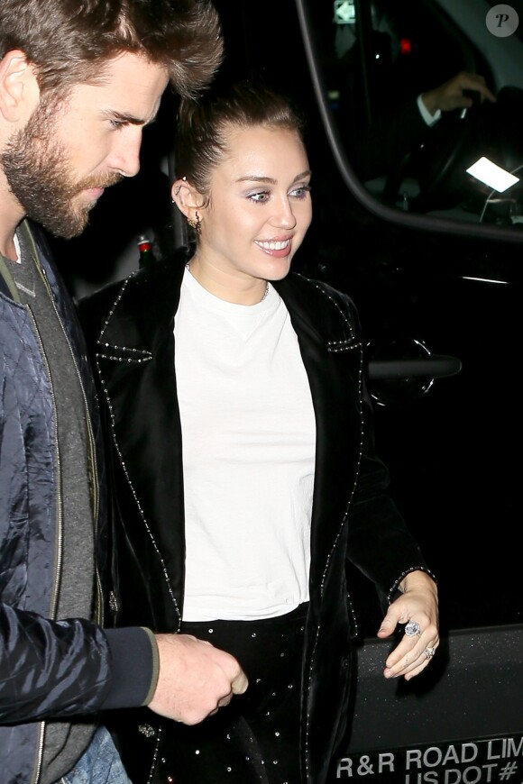 Miley Cyrus et son fiancé Liam Hemsworth arrivent à l'after SNL à New York, le 4 novembre 2017.