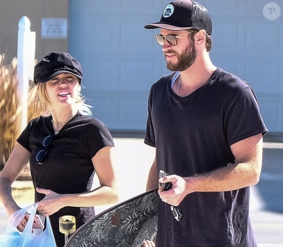 Exclusif - Liam Hemsworth et Miley Cyrus passent quelques temps en amoureux à Tybee Island, le 1er novembre 2017.