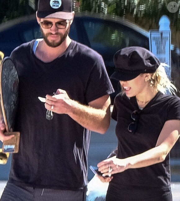 Exclusif - Liam Hemsworth et Miley Cyrus passent quelques temps en amoureux à Tybee Island, le 1er novembre 2017.
