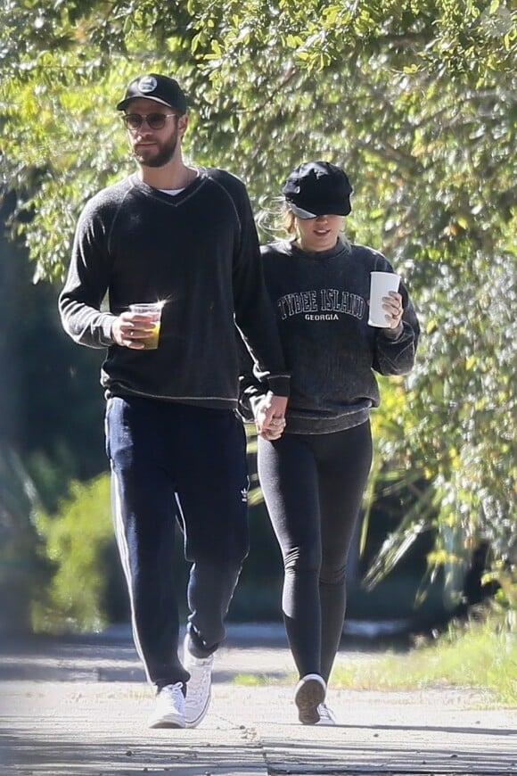 Exclusif - Miley Cyrus et son compagnon Liam Hemsworth se baladent main dans la main en amoureux dans les rues de Savannah, le 29 octobre 2017.