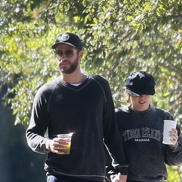 Exclusif - Miley Cyrus et son compagnon Liam Hemsworth se baladent main dans la main en amoureux dans les rues de Savannah, le 29 octobre 2017.