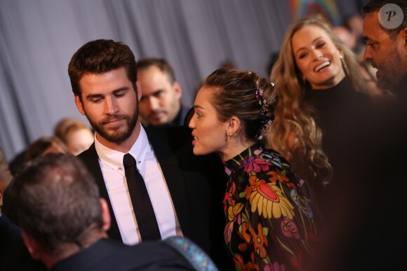 Liam Hemsworth et sa fiancée Miley Cyrus à la première de 'Thor: Ragnarok' à Hollywood, le 10 octobre 2017.