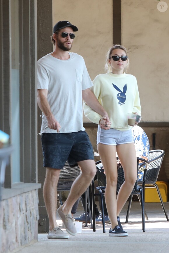 Exclusif - Liam Hemsworth et Miley Cyrus se baladent en amoureux main dans la main à Malibu, le 2 septembre 2017.