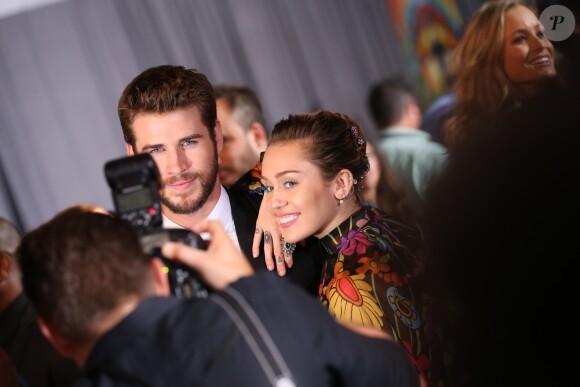 Liam Hemsworth et sa fiancée Miley Cyrus à la première de 'Thor: Ragnarok' à Hollywood, le 10 octobre 2017.