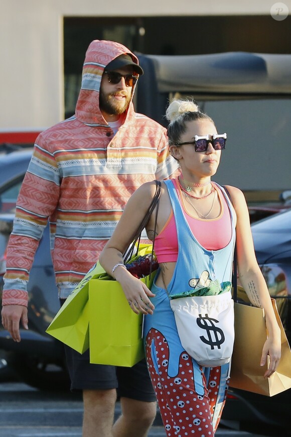 Exclusif - Miley Cyrus fait du shopping avec son compagnon Liam Hemsworth et des amis à Malibu le 21 août 2016.