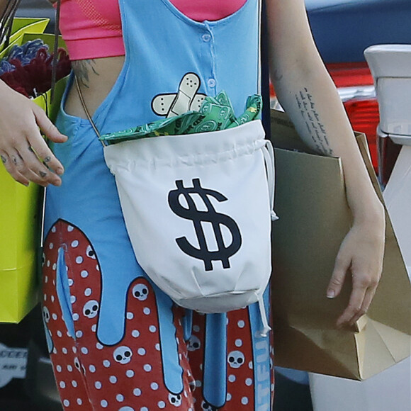 Exclusif - Miley Cyrus fait du shopping avec son compagnon Liam Hemsworth et des amis à Malibu le 21 août 2016.
