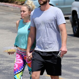 Exclusif - Miley Cyrus et son compagnon Liam Hemsworth sont allés déjeuner en amoureux à Los Angeles, le 26 août 2016.