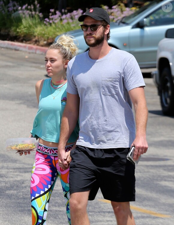 Exclusif - Miley Cyrus et son compagnon Liam Hemsworth sont allés déjeuner en amoureux à Los Angeles, le 26 août 2016.