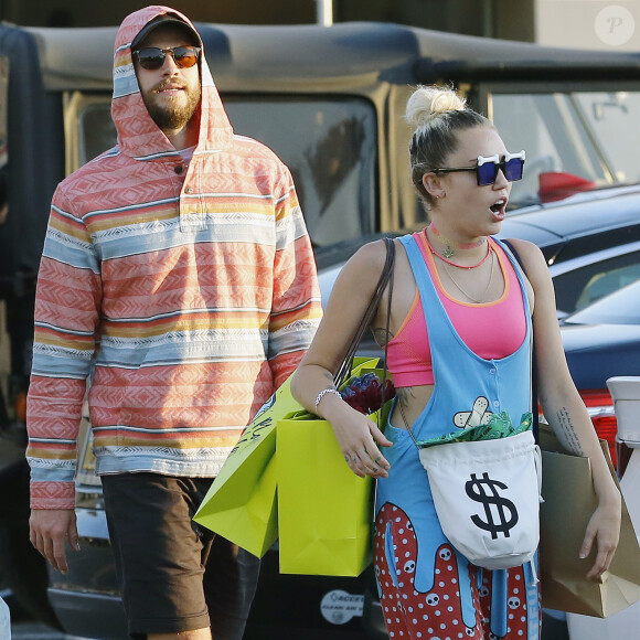 Exclusif - Miley Cyrus fait du shopping avec son compagnon Liam Hemsworth et des amis à Malibu le 21 août 2016.