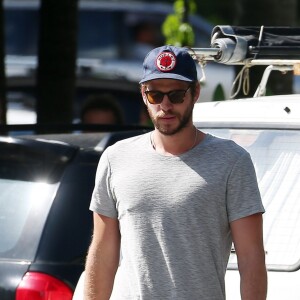 Liam Hemsworth et sa petite-amie Miley Cyrus vont prendre le petit-déjeuner à Byron Bay en Australie, le 28 avril 2016.