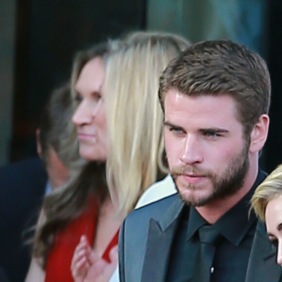 Miley Cyrus et son fiancé Liam Hemsworth, ensemble pour la première fois sur un tapis rouge depuis un an, à la première du film "Paranoia" à Los Angeles, le 8 août 2013.