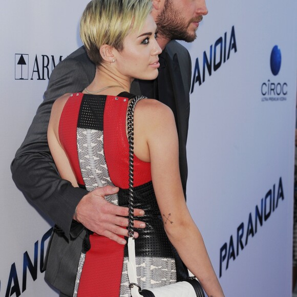 Miley Cyrus et son fiancé Liam Hemsworth, ensemble pour la première fois sur un tapis rouge depuis un an, à la première du film "Paranoia" à Los Angeles, le 8 août 2013.