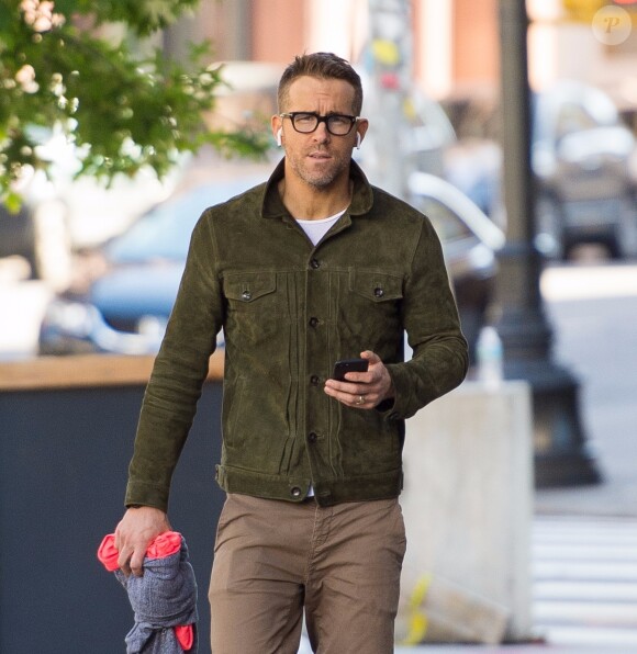 Exclusif - Ryan Reynolds au téléphone dans les rues de New York, le 23 octobre 2017