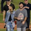 Kate Upton et son compagnon Justin Verlander au Dodger Stadium à Los Angeles, le 1er novembre 2017.