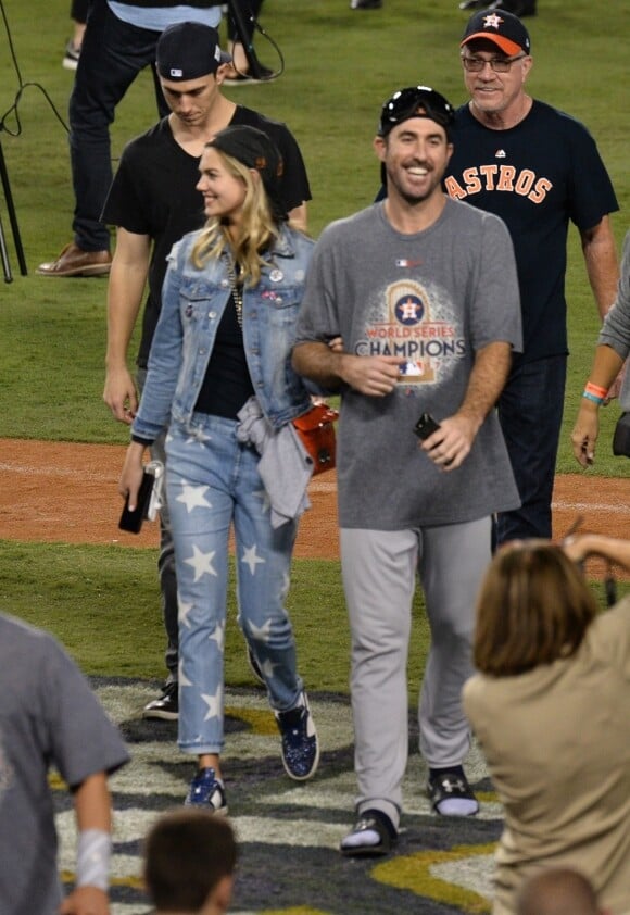 Kate Upton et son compagnon Justin Verlander au Dodger Stadium à Los Angeles, le 1er novembre 2017.