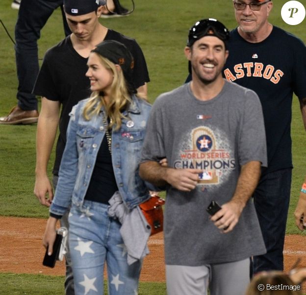 Kate Upton et son compagnon Justin Verlander au Dodger Stadium à Los Angeles, le 1er novembre 2017.