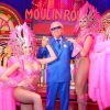 Exclusif - Michou pose avec deux danseuses du Moulin Rouge à Paris, France, le 19 mars 2017. © Agence/Bestimage
