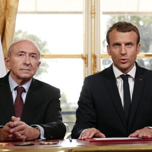 Le président Emmanuel Macron s'adresse à la presse après la signature de la loi contre le terrorisme en présence de Gérard Collomb - Le président Emmanuel Macron a signé à l'Elysée la loi sur la sécurité intérieure et la lutte contre le terrorisme à Paris le 30 octobre 2017 © Christophe Ena / Pool / Bestimage