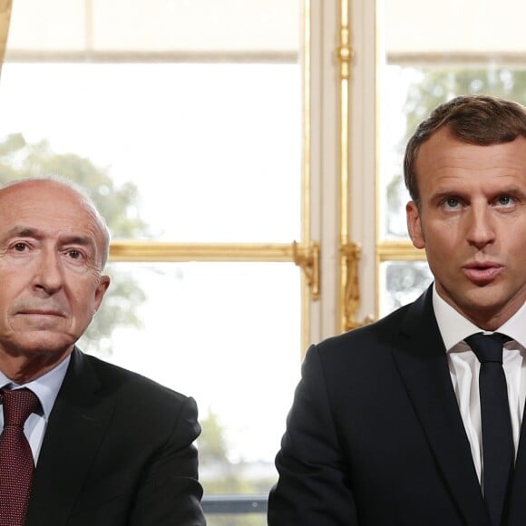 Le président Emmanuel Macron s'adresse à la presse après la signature de la loi contre le terrorisme en présence de Gérard Collomb - Le président Emmanuel Macron a signé à l'Elysée la loi sur la sécurité intérieure et la lutte contre le terrorisme à Paris le 30 octobre 2017 © Christophe Ena / Pool / Bestimage