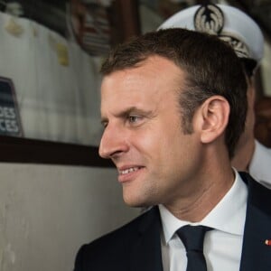 Le président français Emmanuel Macron visite un commissariat à Cayenne lors de son voyage en Guyane Française. Le 28 octobre 2017 © Eliot Blondet / Pool / Bestimage