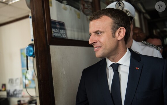 Le président français Emmanuel Macron visite un commissariat à Cayenne lors de son voyage en Guyane Française. Le 28 octobre 2017 © Eliot Blondet / Pool / Bestimage