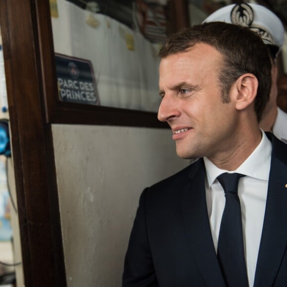 Le président français Emmanuel Macron visite un commissariat à Cayenne lors de son voyage en Guyane Française. Le 28 octobre 2017 © Eliot Blondet / Pool / Bestimage