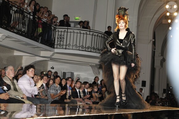 Mylmène Farmer défile pour Jean Paul Gaultier, haute couture automne-hiver 2011 à Paris, le 6 juillet 2011.