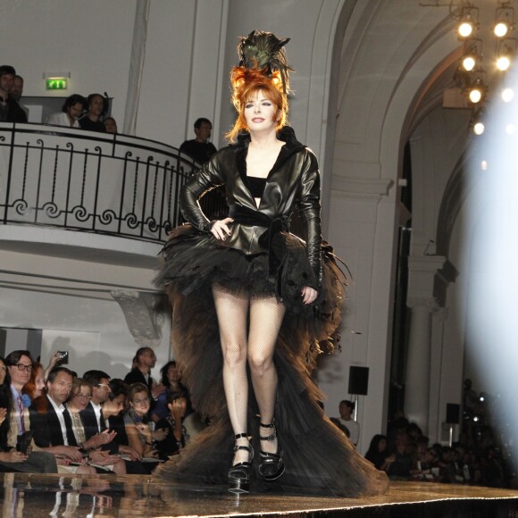 Mylmène Farmer défile pour Jean Paul Gaultier, haute couture automne-hiver 2011 à Paris, le 6 juillet 2011.