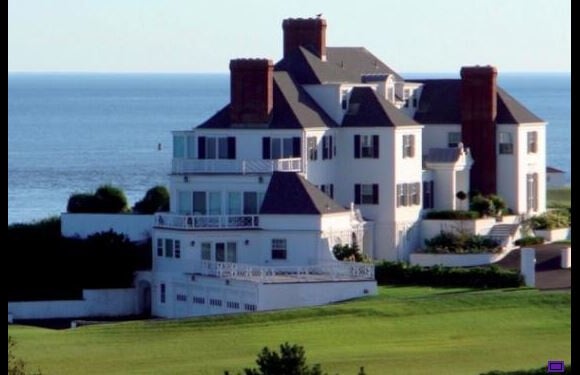 Taylor Swift a acheté ce manoir pour 17 millions de dollars, situé à Rhode Island, printemps 2013.