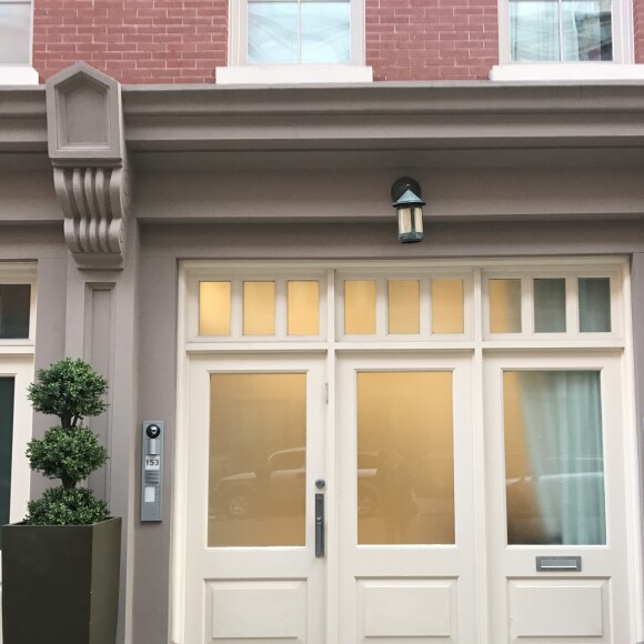 Exclusif - La nouvelle maison que Taylor Swift vient d'acheter pour 18 millions de dollars dans le quartier de Tribeca à New York, juste à côté du Penthouse (immeuble aux portes vertes) qu'elle possède déjà depuis 2014. Située au 153 Frankin St, cette demeure avait été louée par Anne Sinclair lors du placement en résidence surveillée de DSK de juin à août 2011. Photos du samedi 4 novembre 2017.