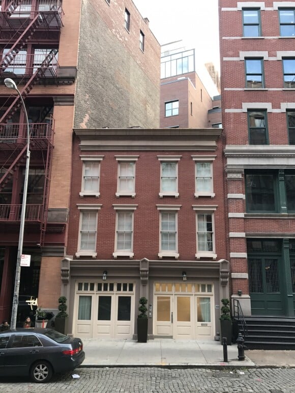 Exclusif - La nouvelle maison que Taylor Swift vient d'acheter pour 18 millions de dollars dans le quartier de Tribeca à New York, juste à côté du Penthouse (immeuble aux portes vertes) qu'elle possède déjà depuis 2014. Située au 153 Frankin St, cette demeure avait été louée par Anne Sinclair lors du placement en résidence surveillée de DSK de juin à août 2011. Photos du samedi 4 novembre 2017.