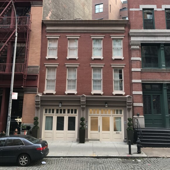 Exclusif - La nouvelle maison que Taylor Swift vient d'acheter pour 18 millions de dollars dans le quartier de Tribeca à New York, juste à côté du Penthouse (immeuble aux portes vertes) qu'elle possède déjà depuis 2014. Située au 153 Frankin St, cette demeure avait été louée par Anne Sinclair lors du placement en résidence surveillée de DSK de juin à août 2011. Photos du samedi 4 novembre 2017.