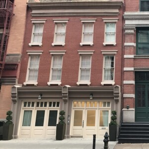 Exclusif - La nouvelle maison que Taylor Swift vient d'acheter pour 18 millions de dollars dans le quartier de Tribeca à New York, juste à côté du Penthouse (immeuble aux portes vertes) qu'elle possède déjà depuis 2014. Située au 153 Frankin St, cette demeure avait été louée par Anne Sinclair lors du placement en résidence surveillée de DSK de juin à août 2011. Photos du samedi 4 novembre 2017.