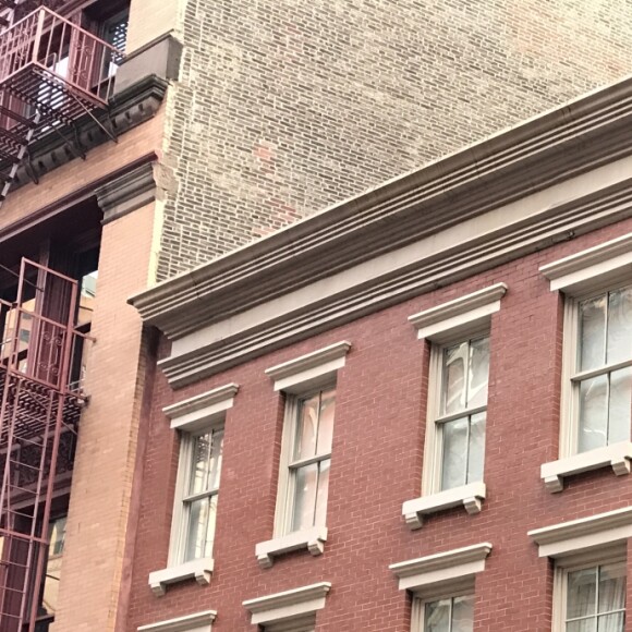 Exclusif - La nouvelle maison que Taylor Swift vient d'acheter pour 18 millions de dollars dans le quartier de Tribeca à New York, juste à côté du Penthouse (immeuble aux portes vertes) qu'elle possède déjà depuis 2014. Située au 153 Frankin St, cette demeure avait été louée par Anne Sinclair lors du placement en résidence surveillée de DSK de juin à août 2011. Photos du samedi 4 novembre 2017.