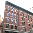Exclusif - La nouvelle maison que Taylor Swift vient d'acheter pour 18 millions de dollars dans le quartier de Tribeca à New York, juste à côté du Penthouse (immeuble aux portes vertes) qu'elle possède déjà depuis 2014. Située au 153 Frankin St, cette demeure avait été louée par Anne Sinclair lors du placement en résidence surveillée de DSK de juin à août 2011. Photos du samedi 4 novembre 2017.