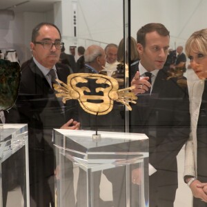 Emmanuel Macron et Brigitte Macron - Visite du Louvre Abu Dhabi, le 8 novembre 2017. Photo : Ludovic MARIN/Pool/ABACAPRESS