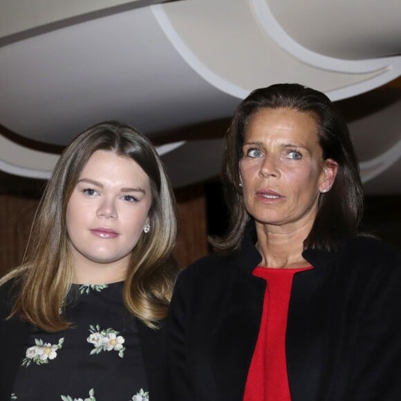 Camille Gottlieb et sa mère la princesse Stéphanie de Monaco lors de la soirée hommage à la princesse Grace de Monaco avec la projection du film The Country Girl (Une fille de la province), sorti en 1954 et pour lequel Grace Kelly reçut l'Oscar de la meilleure actrice, au théâtre Princesse Grace à Monaco le 11 novembre 2017. Cette projection, suivie d'un dîner, était organisée par la Fondation Princesse Grace et Dani Carew. © Bruno Bebert / Bestimage