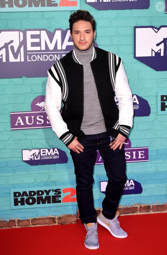 Jonas Blue sur le tapis rouge des MTV Europe Music Awards 2017 au SSE Arena, Londres, le 12 novembre 2017.