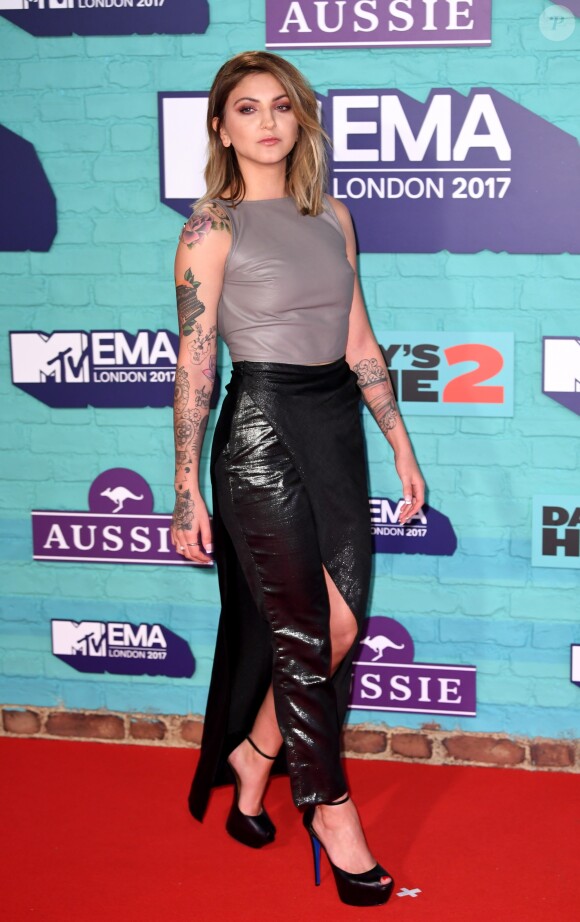 Julia Michaels sur le tapis rouge des MTV Europe Music Awards 2017 au SSE Arena, Londres, le 12 novembre 2017.