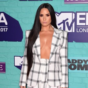 Demi Lovato sur le tapis rouge des MTV Europe Music Awards 2017 au SSE Arena, Londres, le 12 novembre 2017.