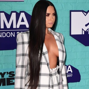 Demi Lovato sur le tapis rouge des MTV Europe Music Awards 2017 au SSE Arena, Londres, le 12 novembre 2017.