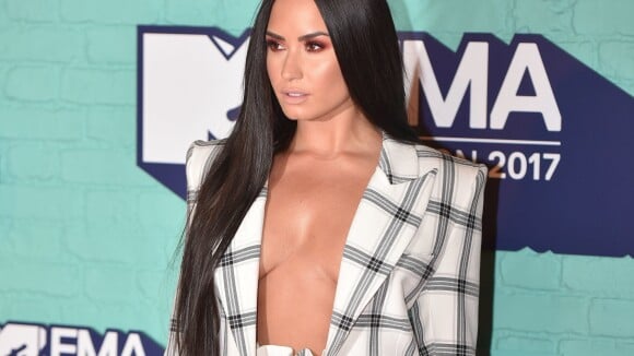 Demi Lovato, audacieuse, fait l'impasse sur le soutien-gorge aux MTV EMA