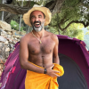 Nikos Aliagas s'affiche barbu et torse nu lors de ses vacances en Grèce, en août 2017.