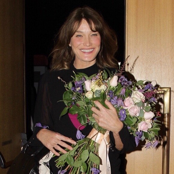 Carla Bruni-Sarkozy après son concert "French Touch" au théâtre Pallas à Athènes, Grèce, le 23 octobre 2017.