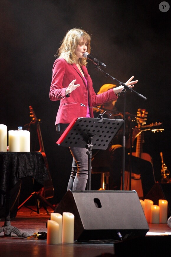 Carla Bruni-Sarkozy pendant son concert "French Touch" au théâtre Pallas à Athènes, Grèce, le 23 octobre 2017.