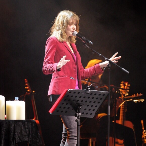 Carla Bruni-Sarkozy pendant son concert "French Touch" au théâtre Pallas à Athènes, Grèce, le 23 octobre 2017.