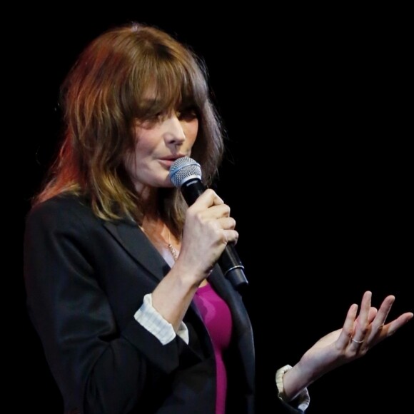 Carla Bruni-Sarkozy pendant son concert "French Touch" au théâtre Pallas à Athènes, Grèce, le 23 octobre 2017.