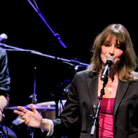 Carla Bruni-Sarkozy pendant son concert "French Touch" au théâtre Pallas à Athènes, Grèce, le 23 octobre 2017. © Aristidis Vafeiadakis/Zuma Press/Bestimage
