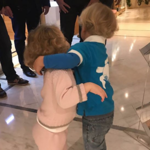 Le prince héréditaire Jacques et la princesse Gabriella de Monaco chez le coiffeur pour leur première coupe de cheveux, dixit leur mère la princesse Charlene de Monaco, qui a partagé cette photo le 13 novembre 2017 sur Instagram.